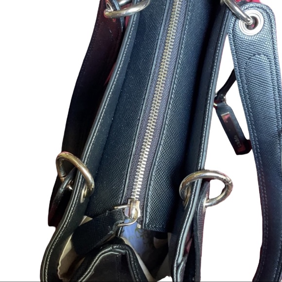 GUESS - Brand new Guess tote handbag in black. Multiple sections with pockets. - Picture 5 of 9